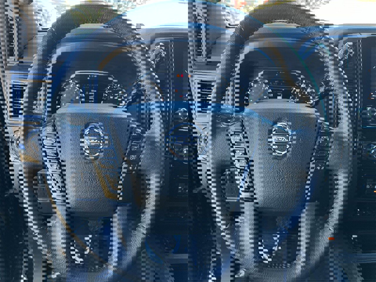 Used 2024 Nissan Titan SV w/ SV Convenience Package image 11