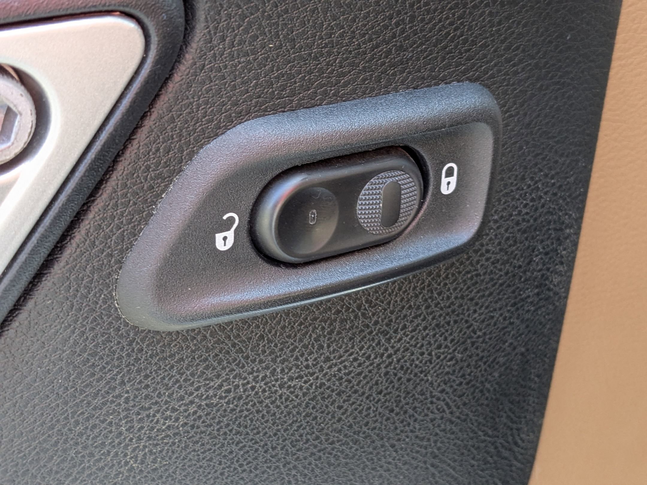 Used 2017 Jeep Wrangler Unlimited Rubicon w/ Connectivity Group image 13