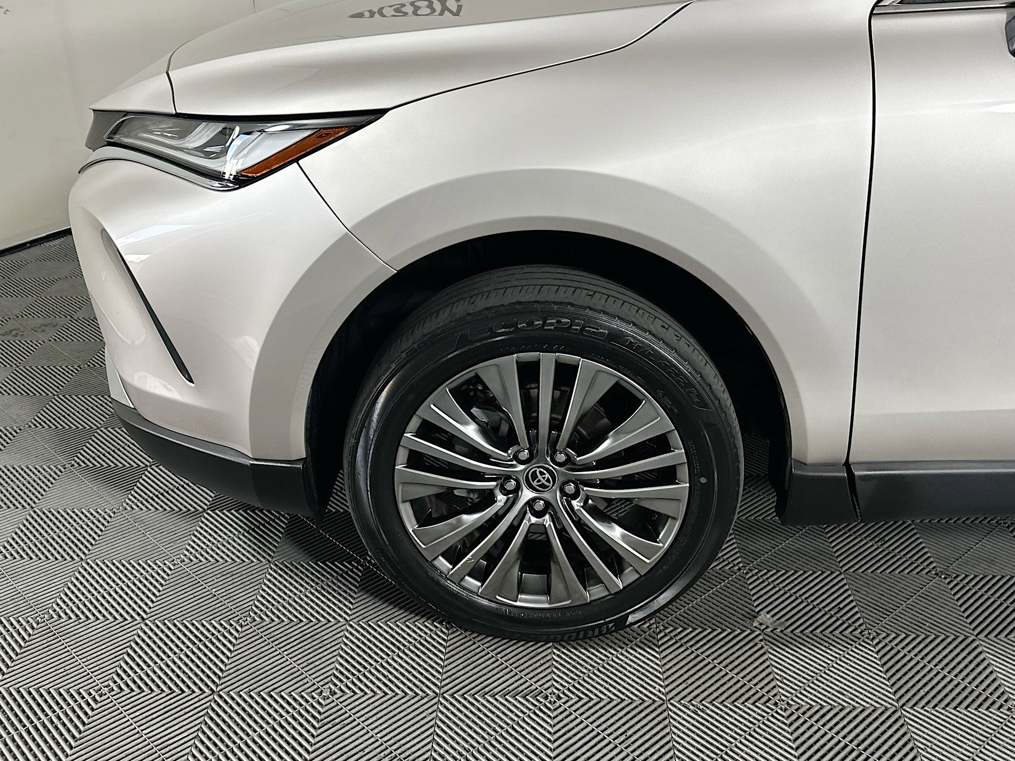 Used 2023 Toyota Venza LE image 11