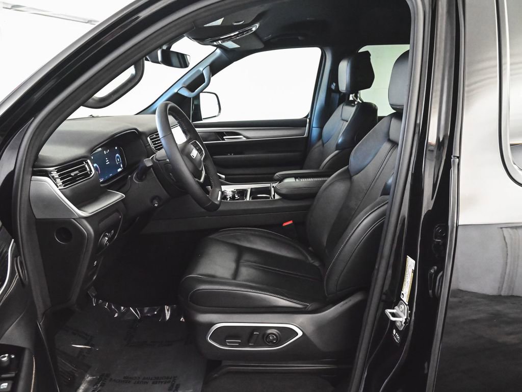 Used 2025 Jeep Wagoneer 4WD image 32