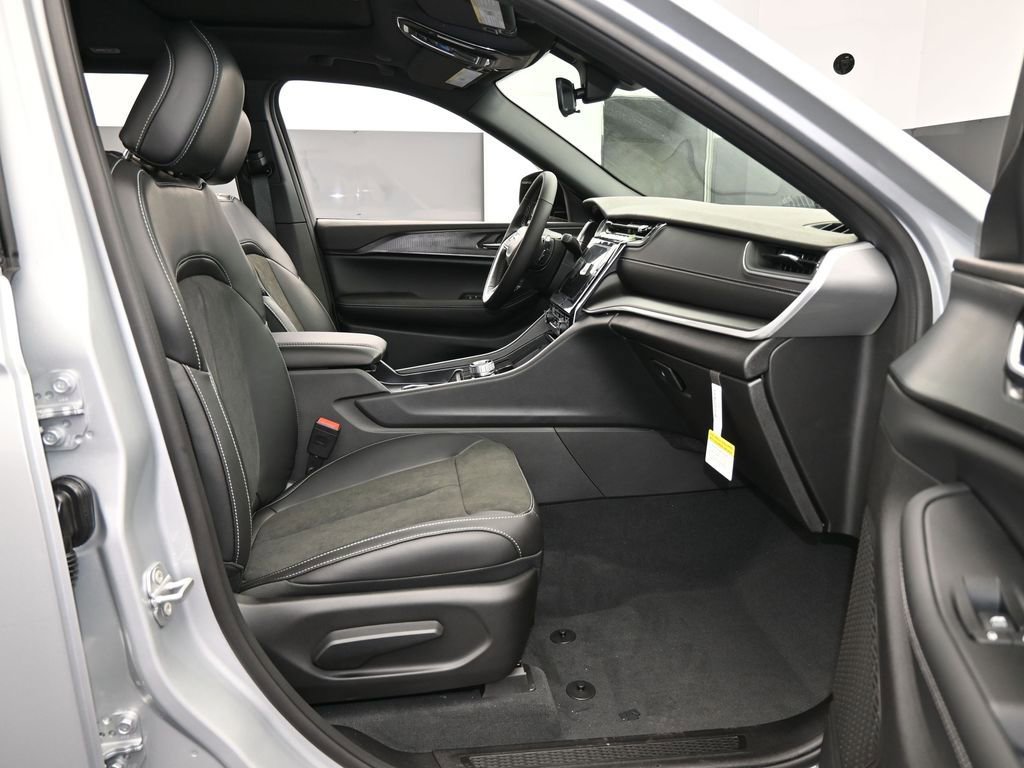 New 2025 Jeep Grand Cherokee Altitude image 39