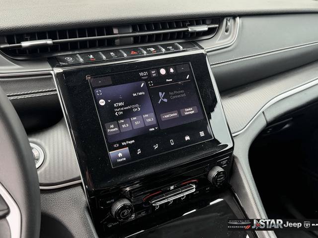 Used 2023 Jeep Grand Cherokee Laredo AWD/4WD image 21