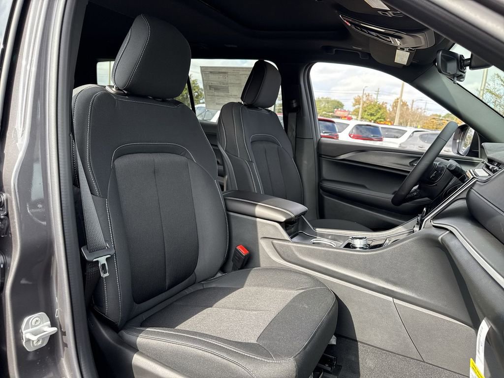 New 2025 Jeep Grand Cherokee L Laredo w/ Luxury Tech Group I image 28