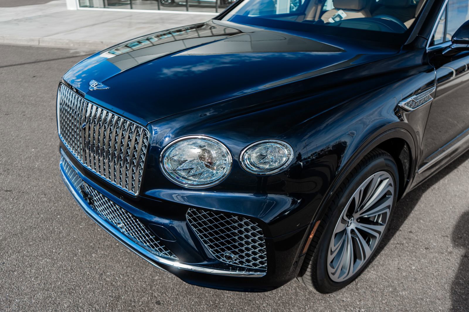 Used 2025 Bentley Bentayga image 22