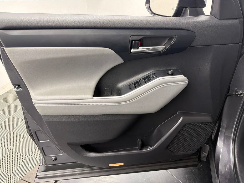 Used 2022 Toyota Highlander XLE FWD image 20