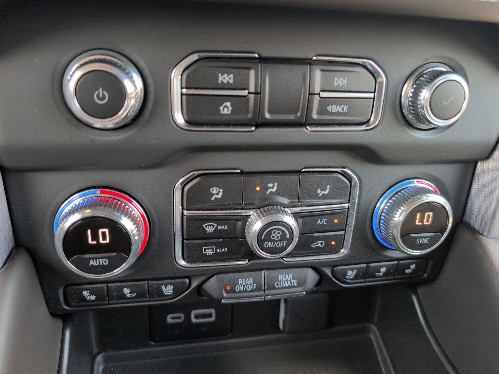 Used 2023 GMC Yukon XL SLT w/ SLT Luxury Package image 33