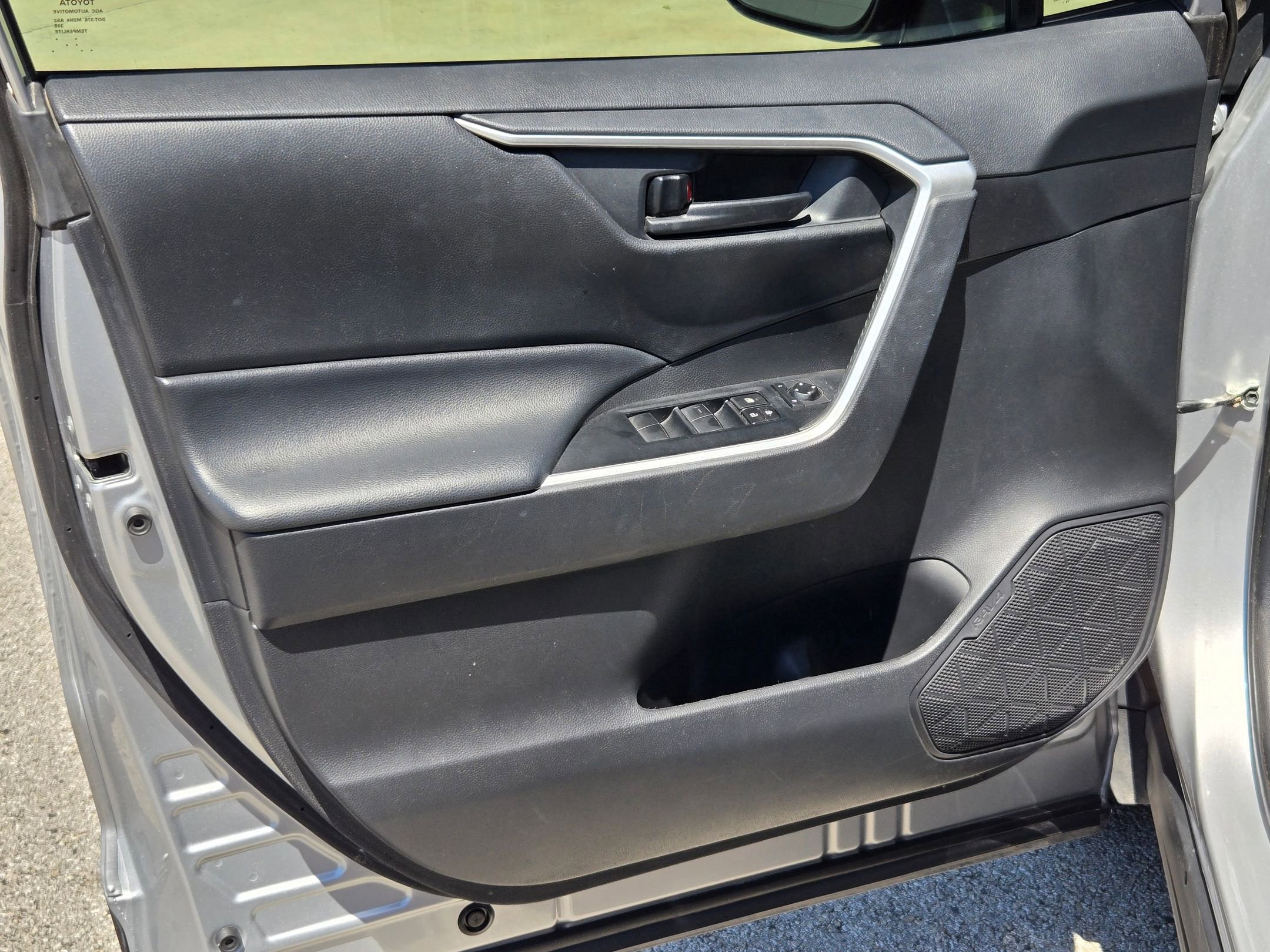 Used 2020 Toyota RAV4 LE FWD image 10