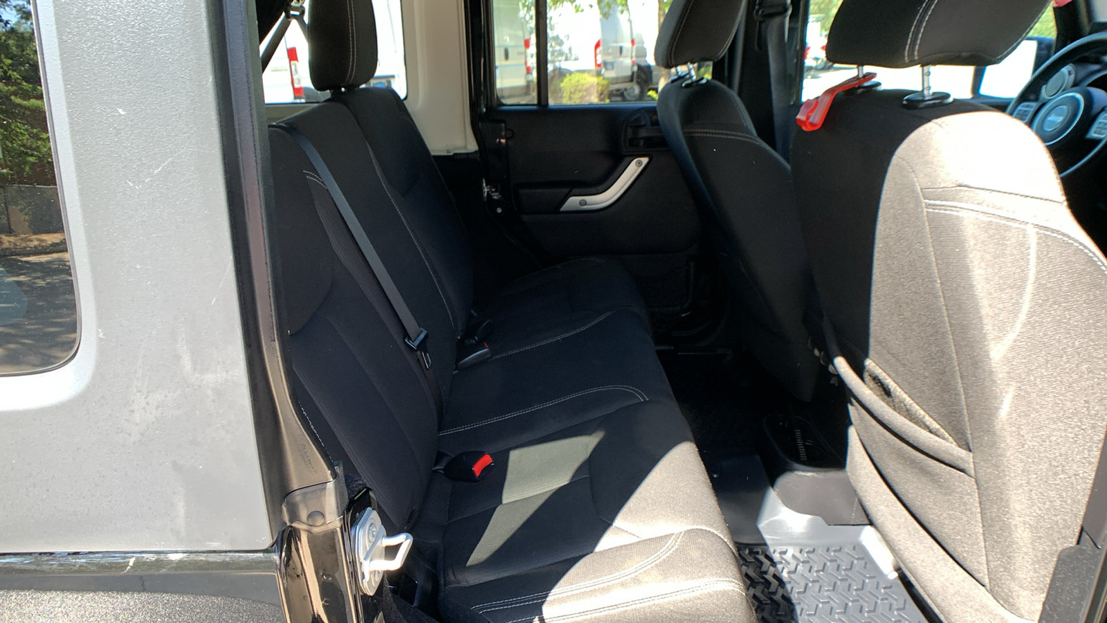 Used 2015 Jeep Wrangler Unlimited Sahara w/ Connectivity Group AWD/4WD image 22