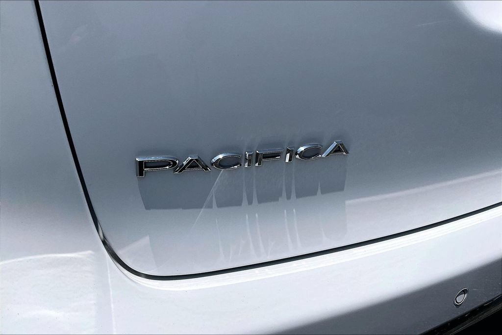 Used 2025 Chrysler Pacifica Select AWD/4WD image 24