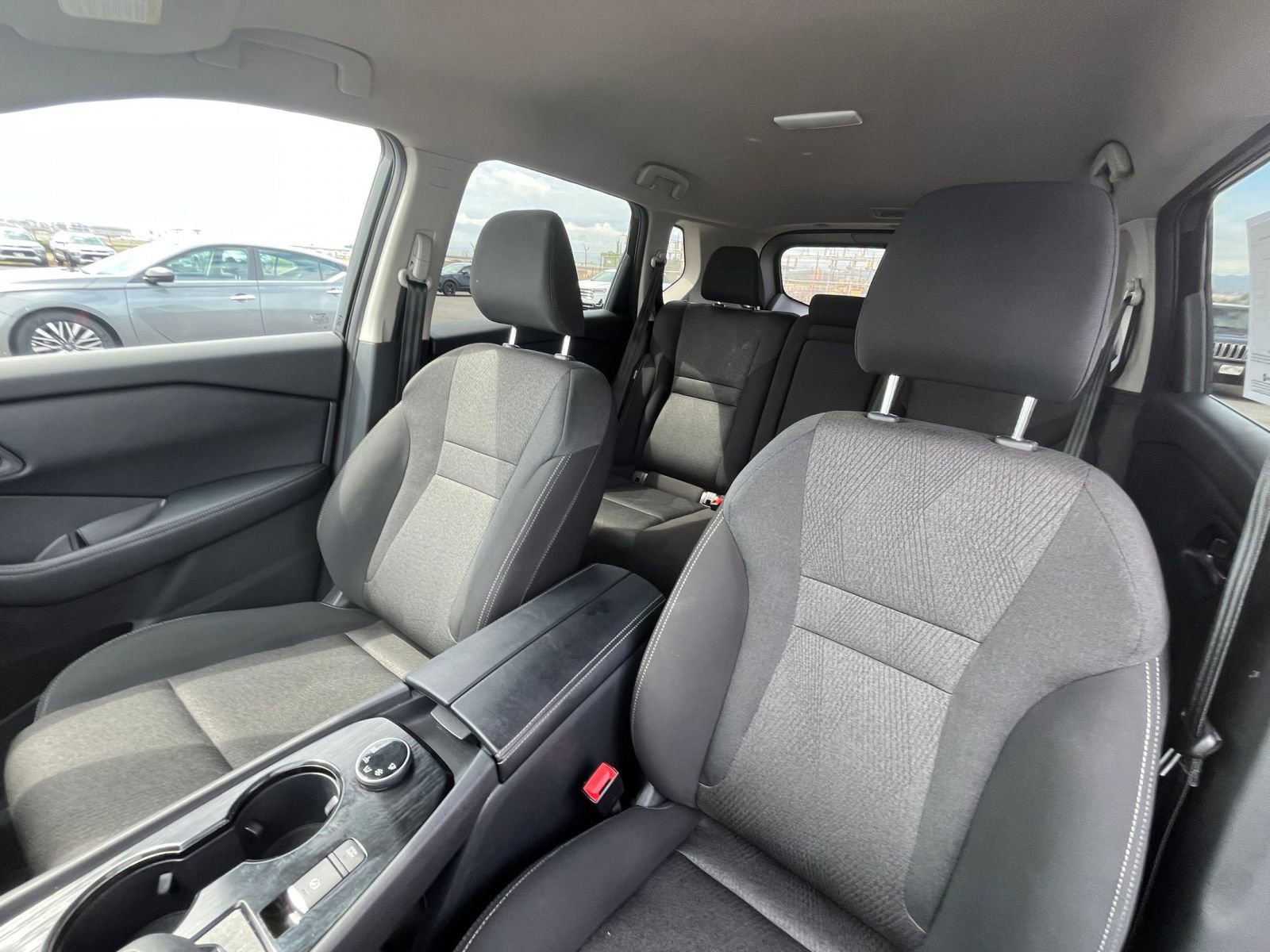 Used 2025 Nissan Rogue SV image 38