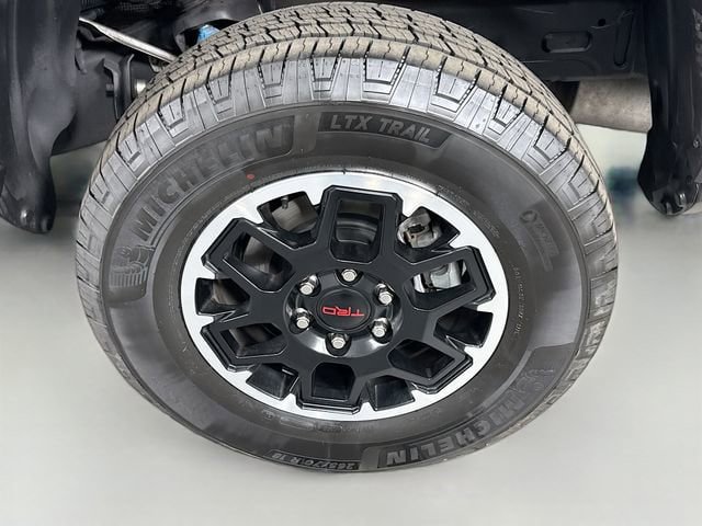 Certified 2025 Toyota Tacoma TRD Off-Road AWD/4WD image 30
