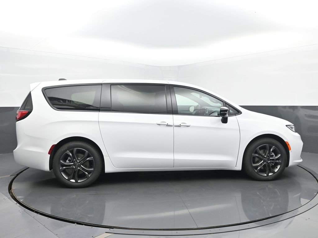 New 2026 Chrysler Pacifica Select image 6