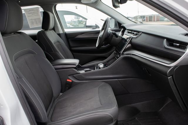 Used 2023 Jeep Grand Cherokee Laredo AWD/4WD image 21