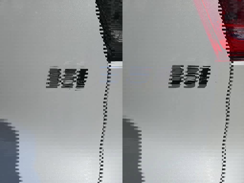 Used 2025 Volvo XC40 B5 Core image 9