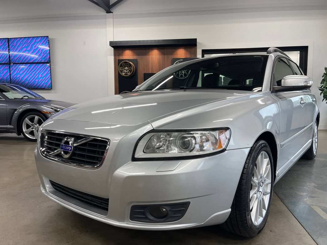 Used 2011 Volvo V50 T5 w/ Preferred Pkg FWD image 3