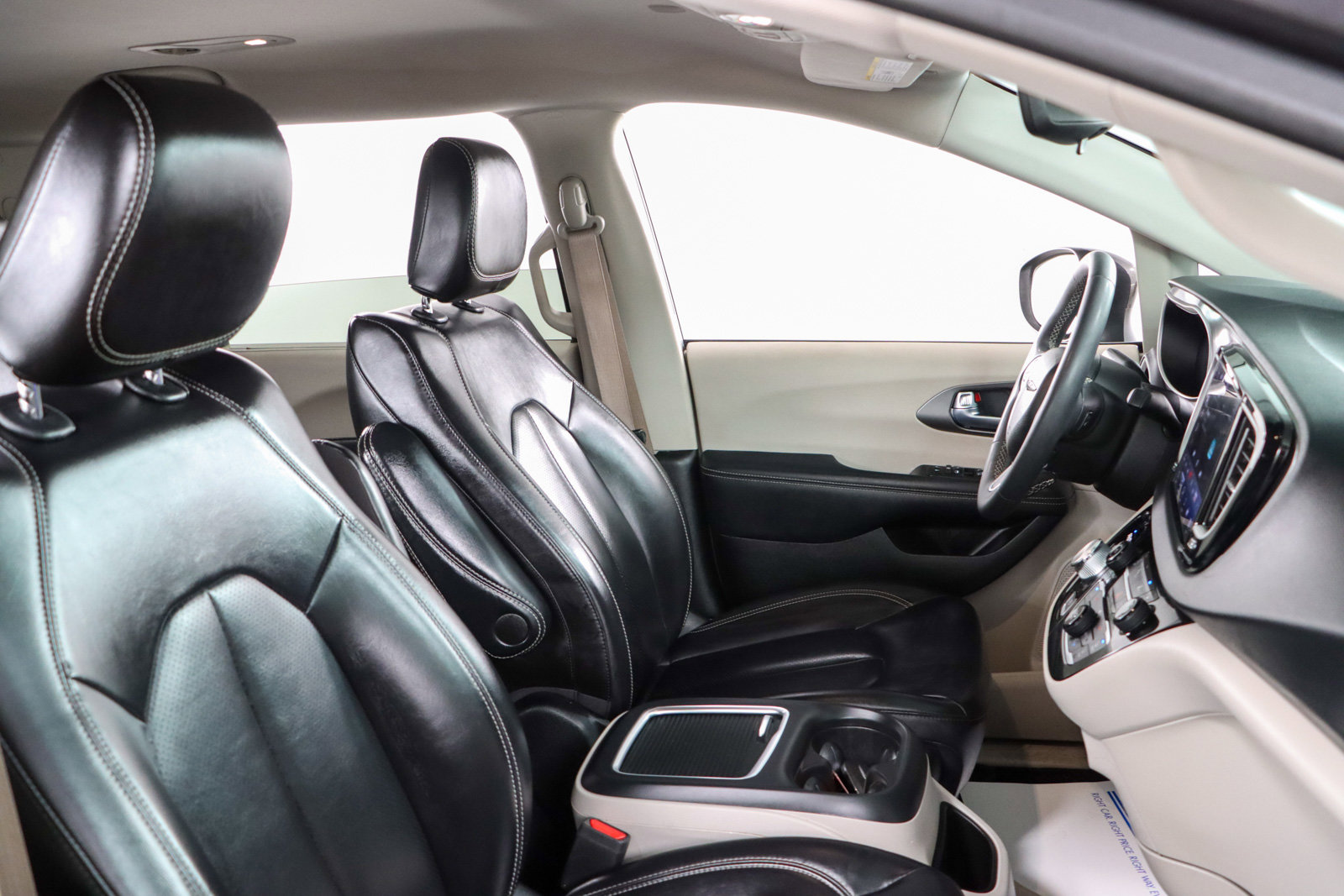 Used 2023 Chrysler Pacifica Touring-L FWD image 27