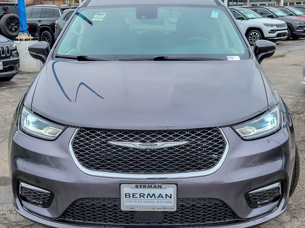 Used 2023 Chrysler Pacifica Touring-L image 6