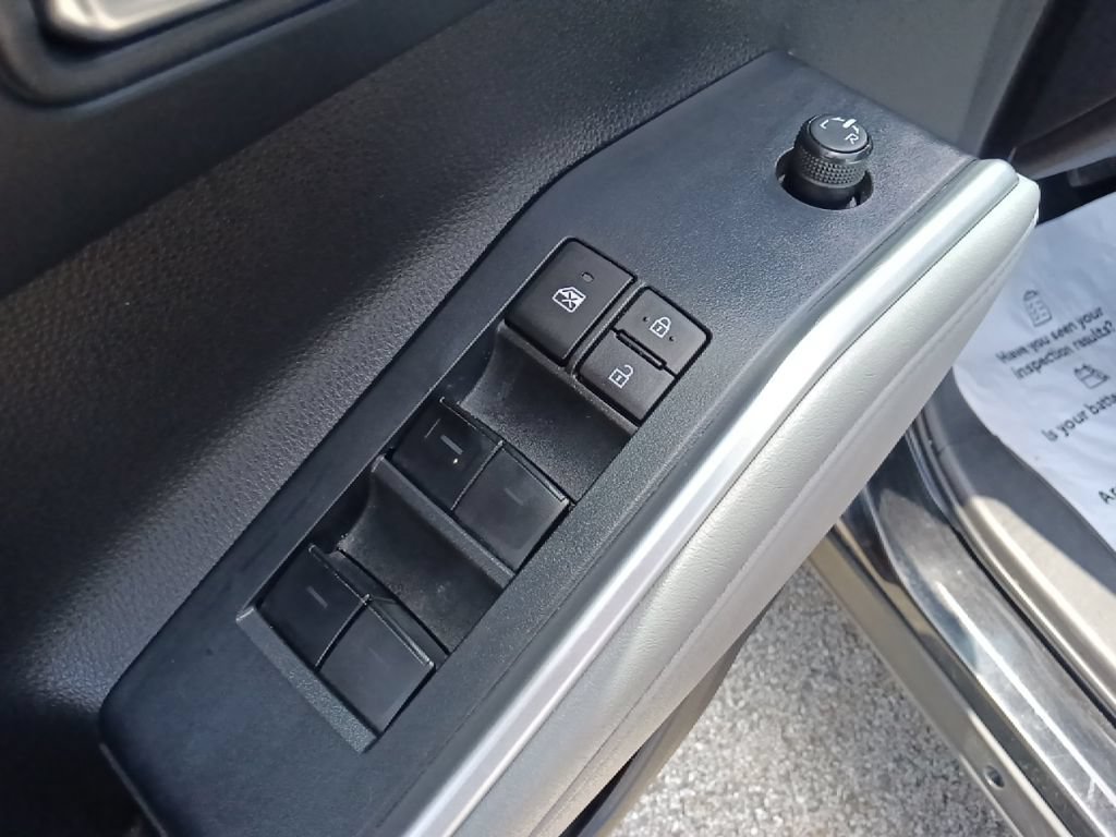 Used 2022 Toyota Highlander XLE AWD/4WD image 12