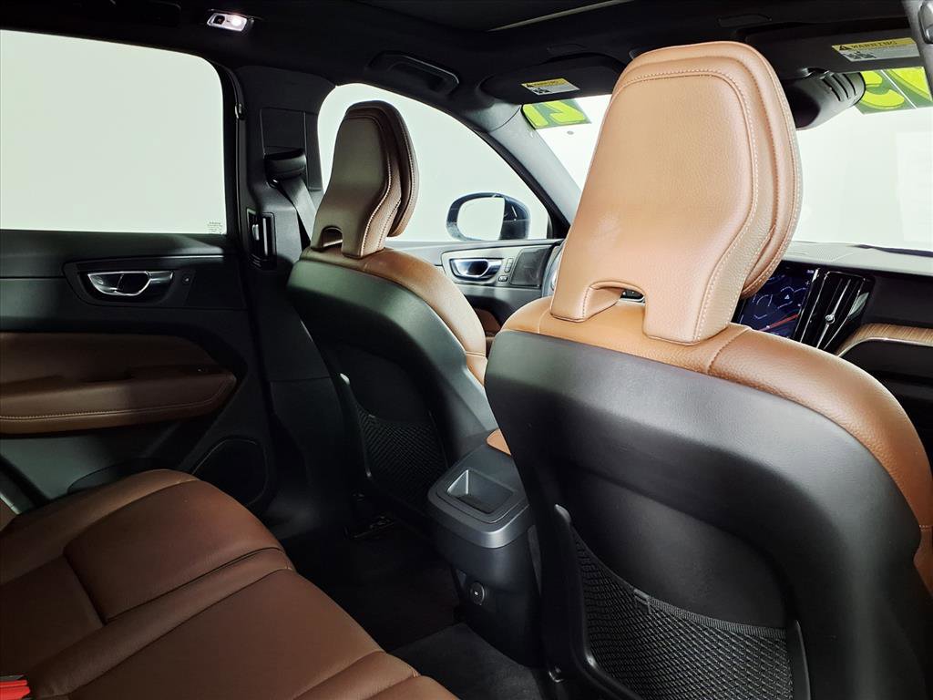 Used 2021 Volvo XC60 T5 Momentum w/ Advanced Package image 11