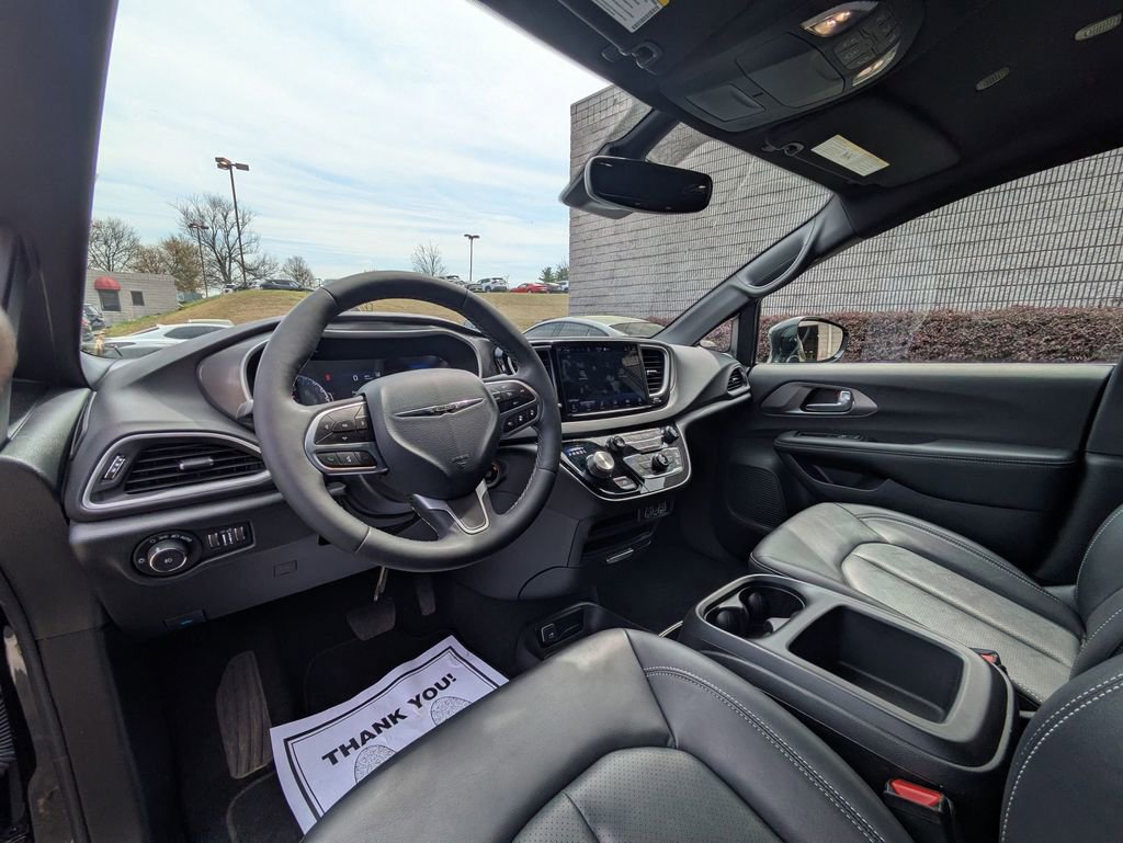 Used 2025 Chrysler Pacifica Select image 15
