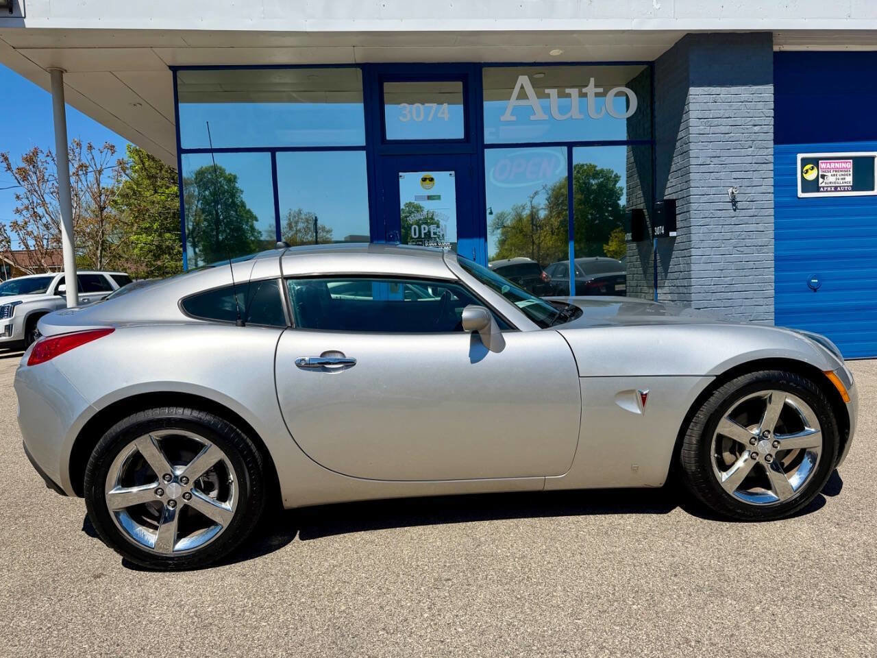 Used 2009 Pontiac Solstice GXP w/ Premium Package RWD image 2