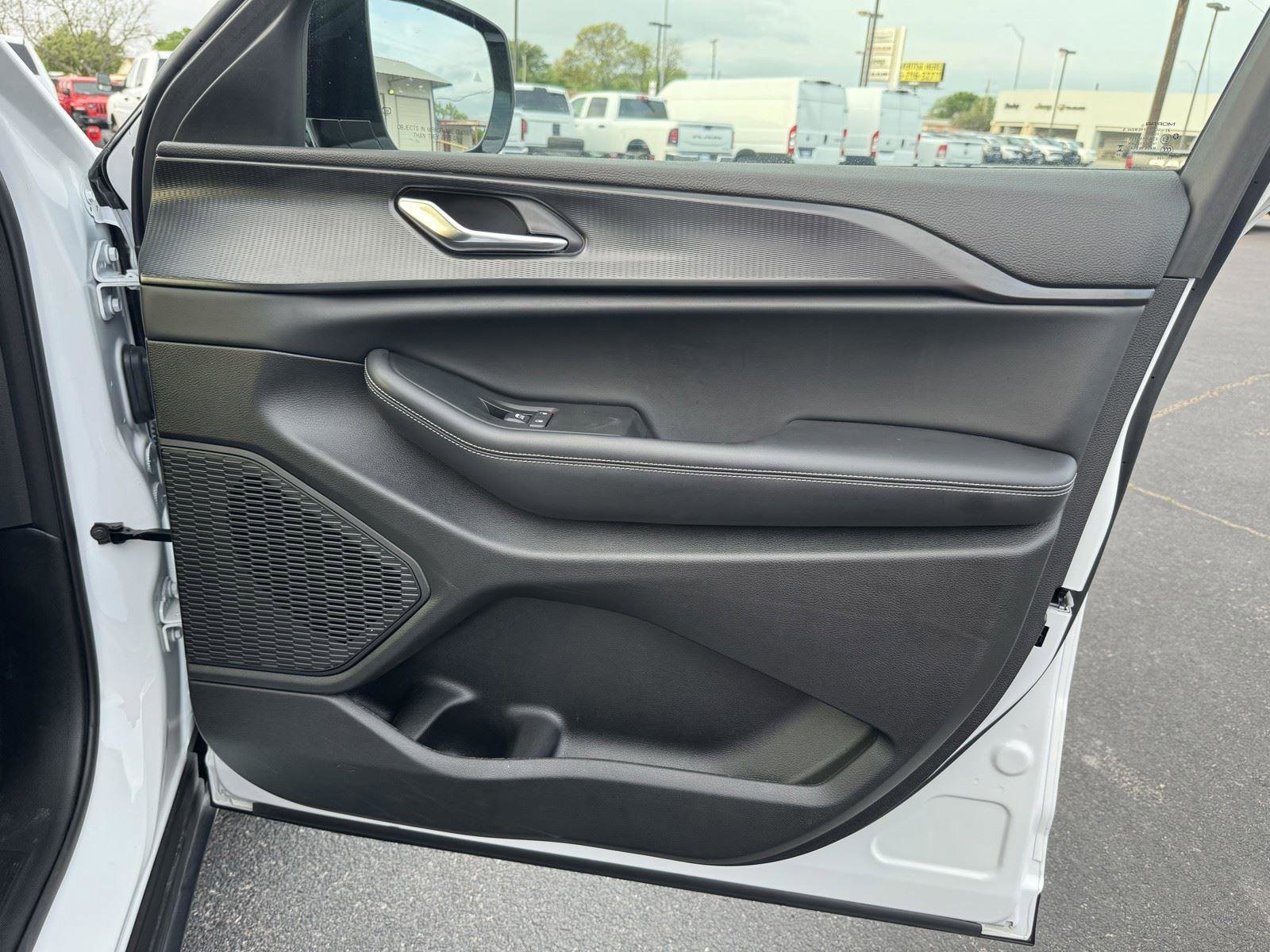 Used 2025 Jeep Grand Cherokee Altitude image 35