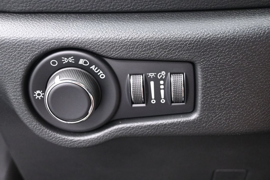 New 2027 Chrysler Pacifica Select w/ Family Tech Group FWD image 29