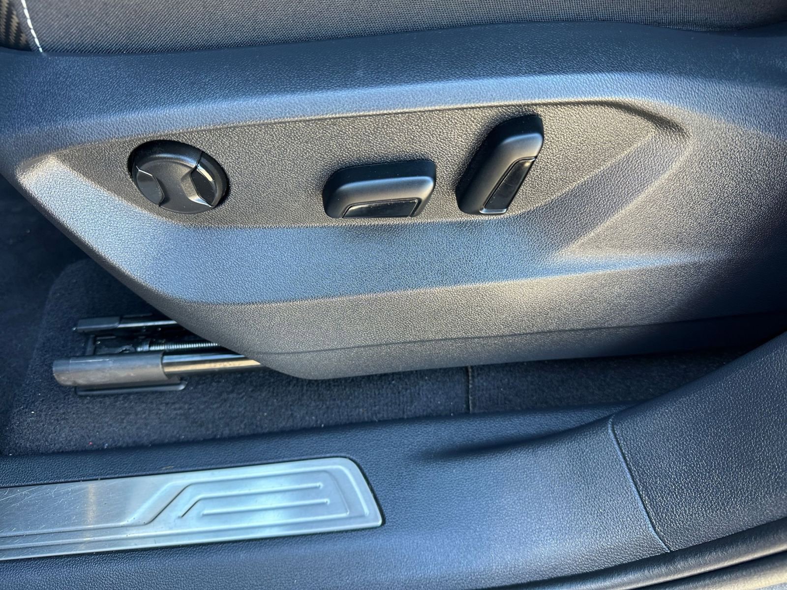 Used 2025 Volkswagen Atlas Cross Sport SE image 22