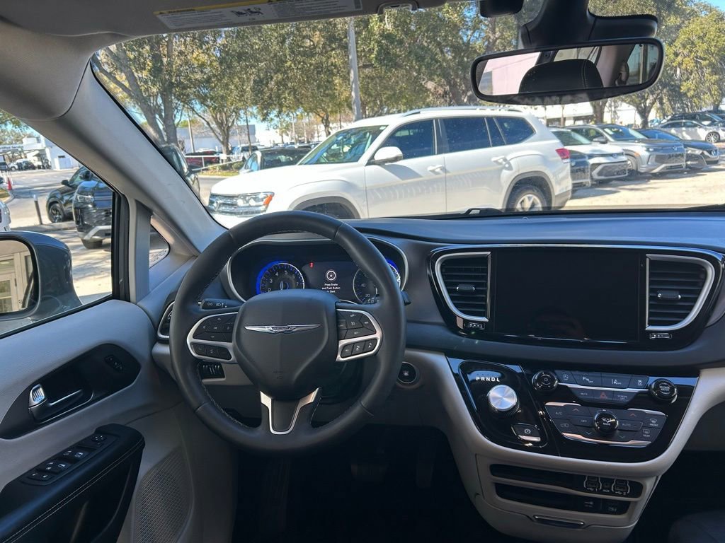 Used 2022 Chrysler Pacifica Touring-L image 9