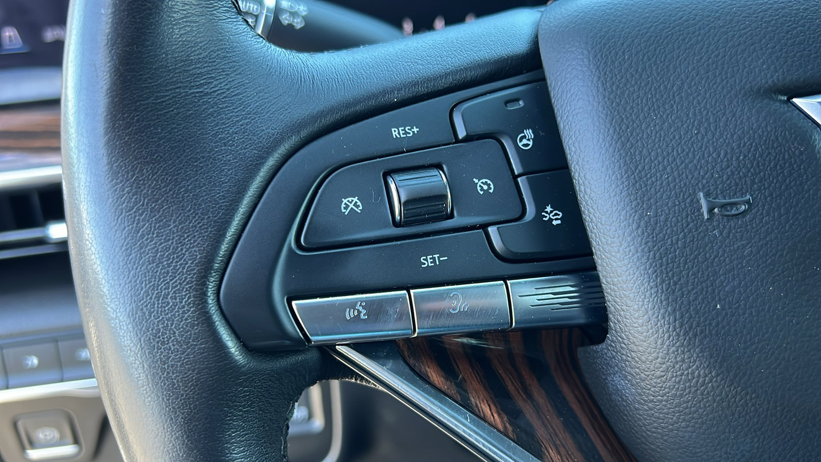 Used 2023 Cadillac Escalade Premium Luxury AWD/4WD image 28