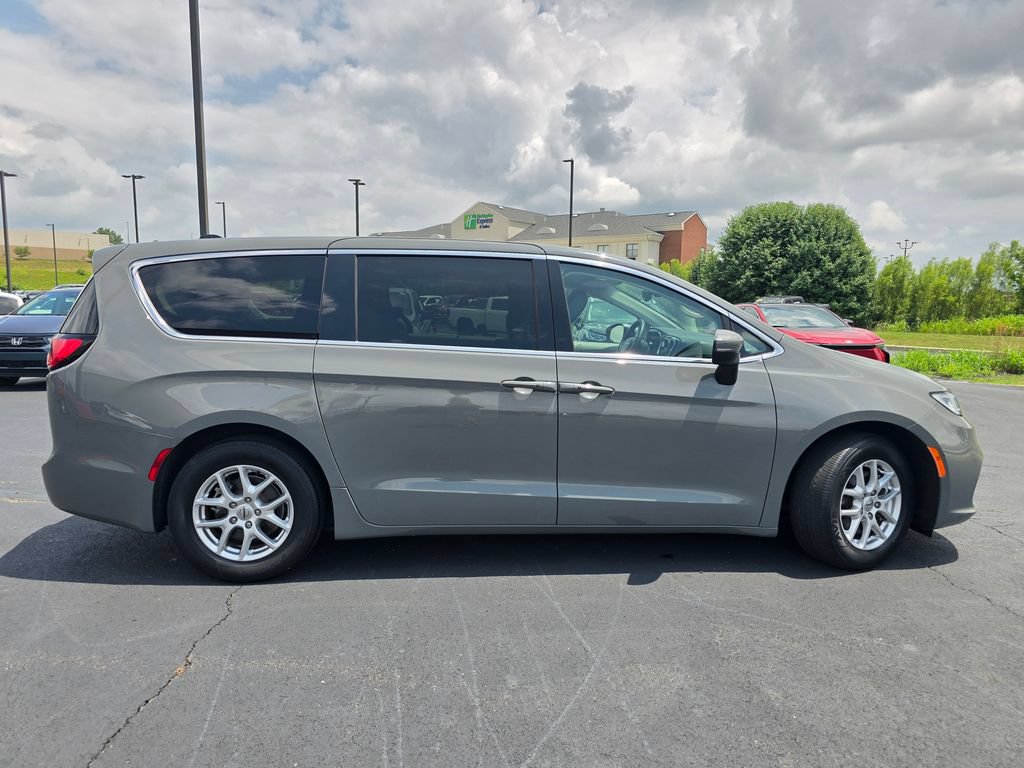 Used 2023 Chrysler Pacifica Touring-L FWD image 9