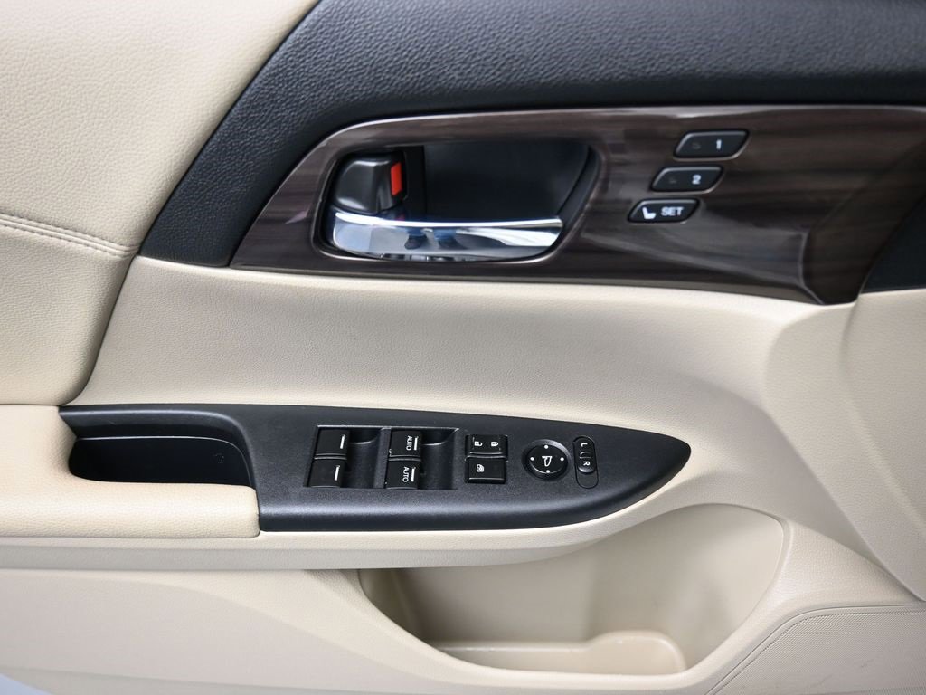 Used 2017 Honda Accord Touring image 10