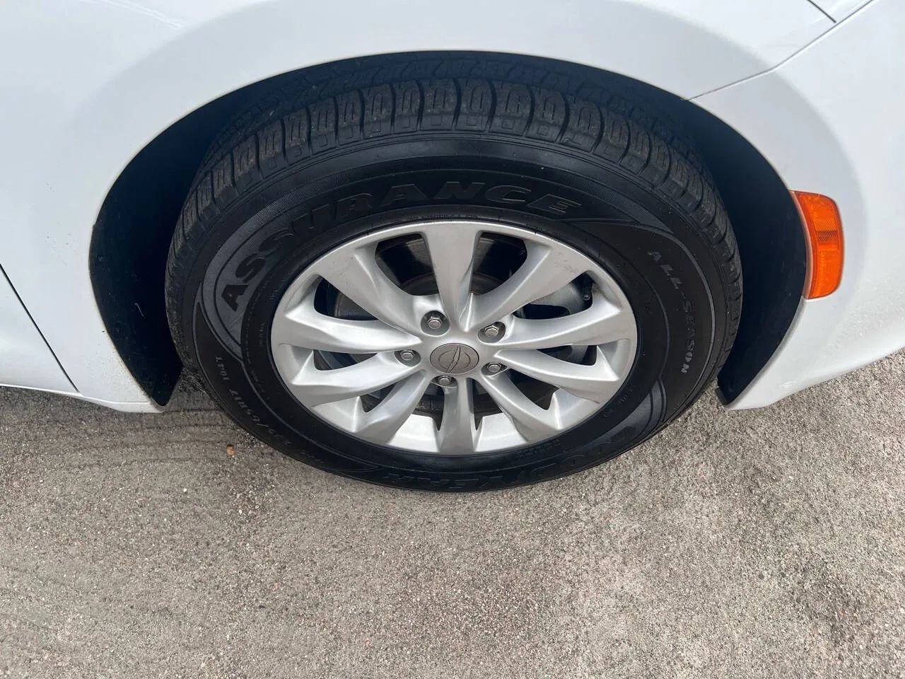 Used 2017 Chrysler Pacifica Touring-L FWD image 16