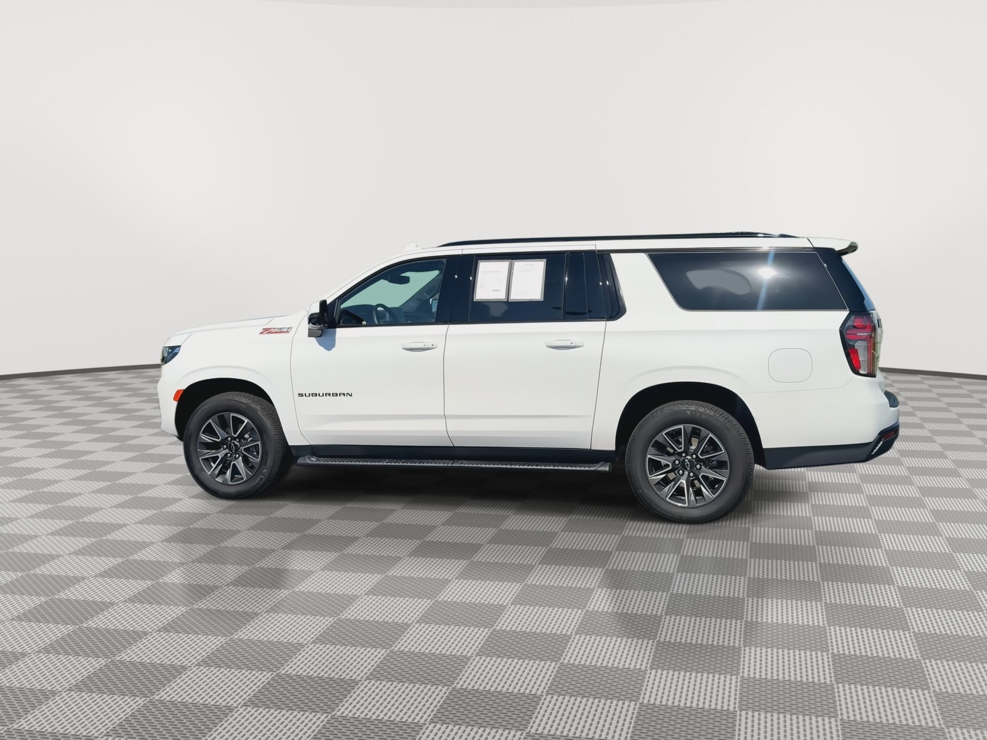 Certified 2023 Chevrolet Suburban Z71 w/ Luxury Package AWD/4WD image 6