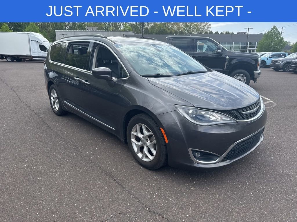 Used 2017 Chrysler Pacifica Touring-L w/ Tire & Wheel Group FWD image 3