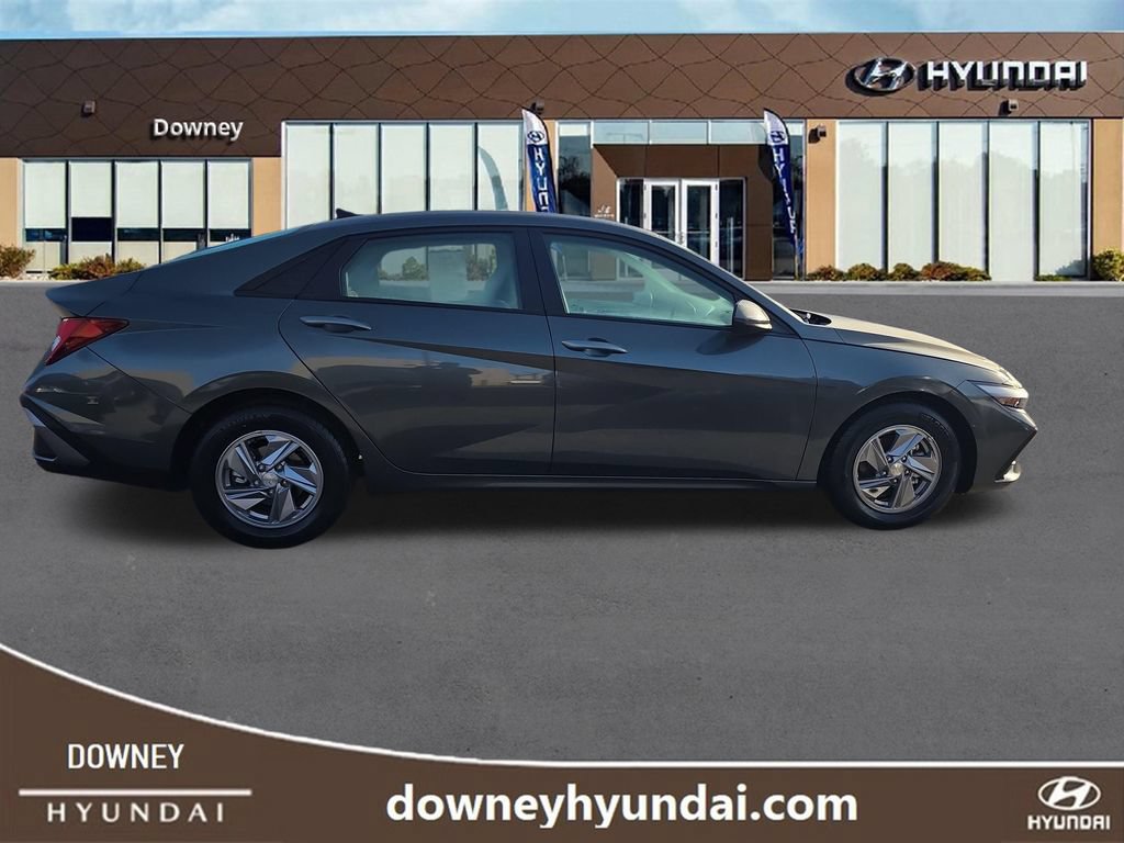 Used 2025 Hyundai Elantra SE FWD image 6