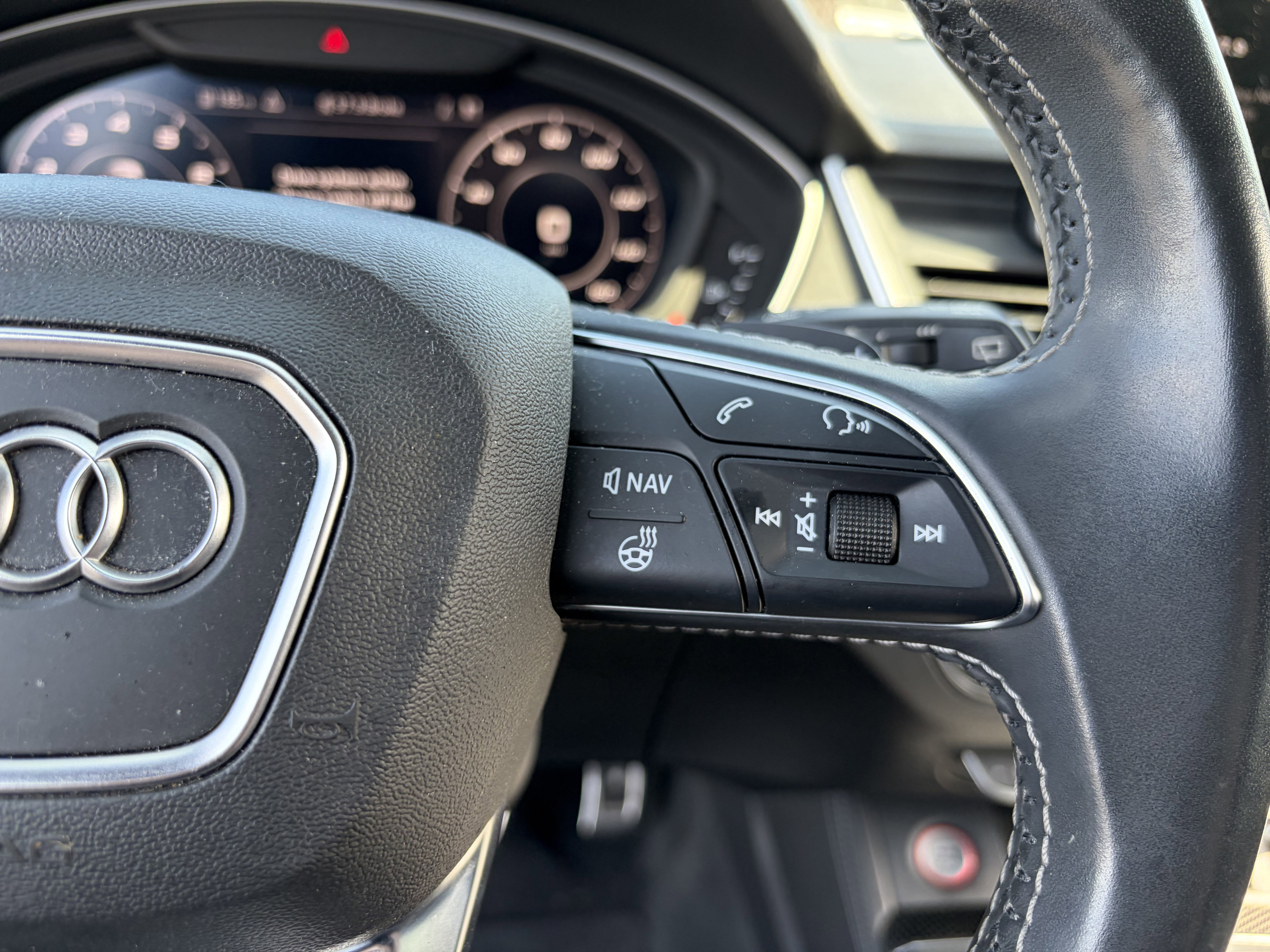 Used 2018 Audi SQ5 Premium Plus w/ Navigation Package image 16