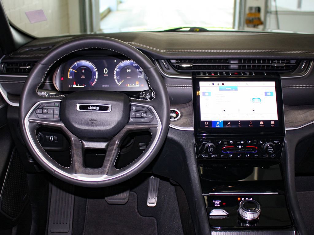 Certified 2024 Jeep Grand Cherokee L Limited w/ Luxury Tech Group II AWD/4WD image 15