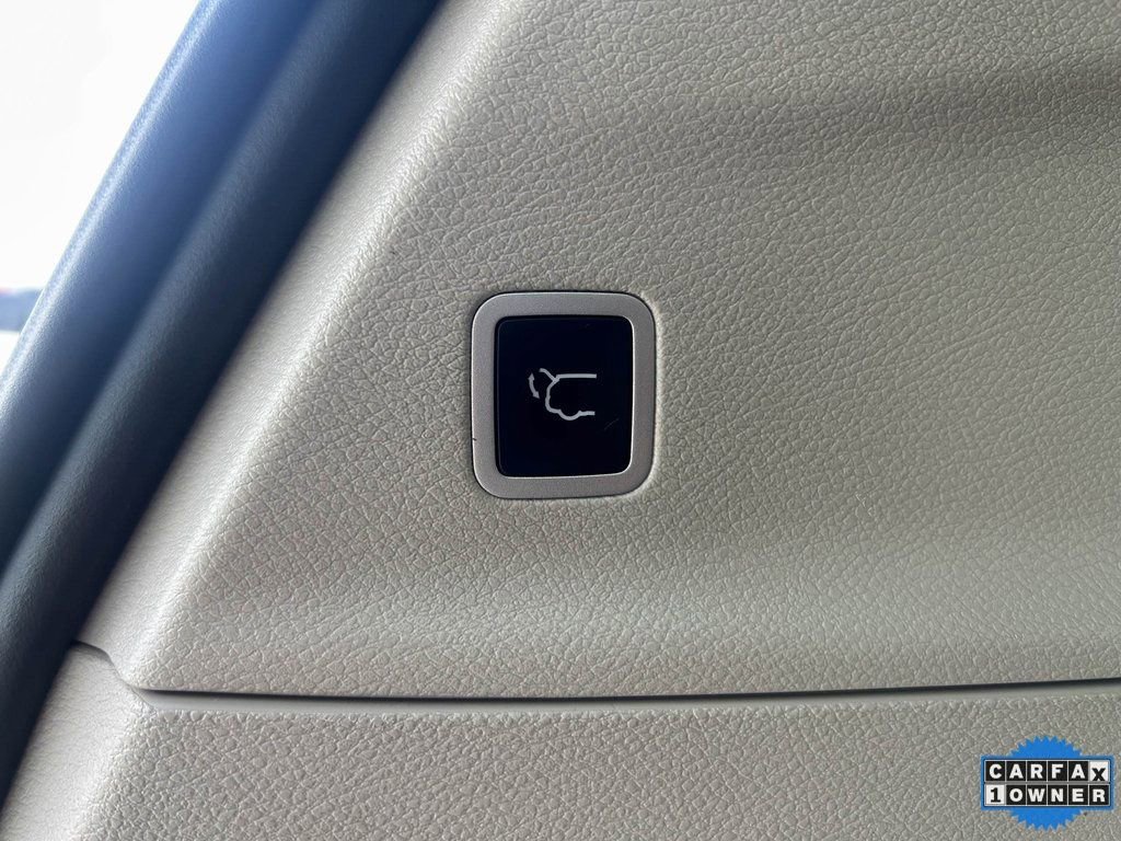 Used 2024 Chrysler Pacifica Select image 17