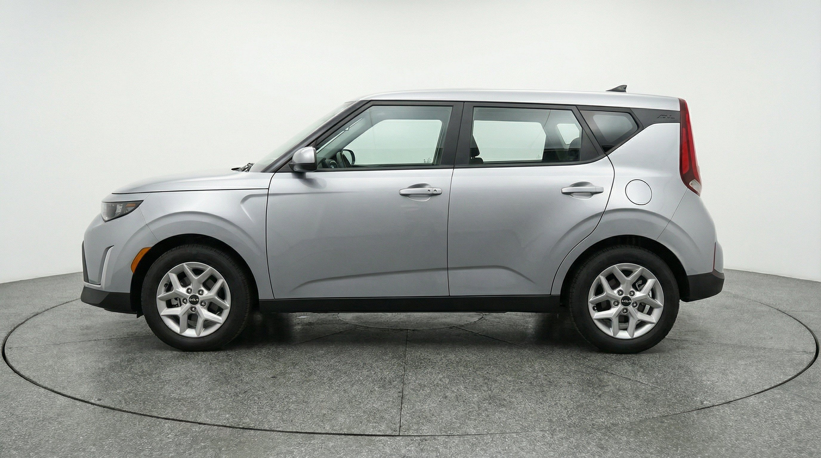 Used 2025 Kia Soul LX w/ LX Technology Package FWD image 5