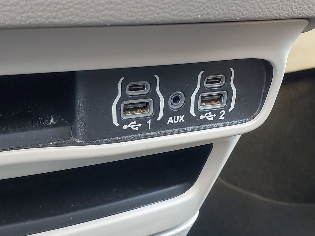 Used 2024 Chrysler Pacifica Touring-L image 28
