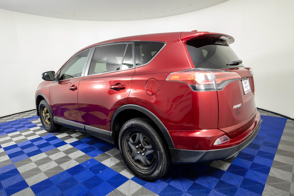 Used 2018 Toyota RAV4 LE FWD image 6