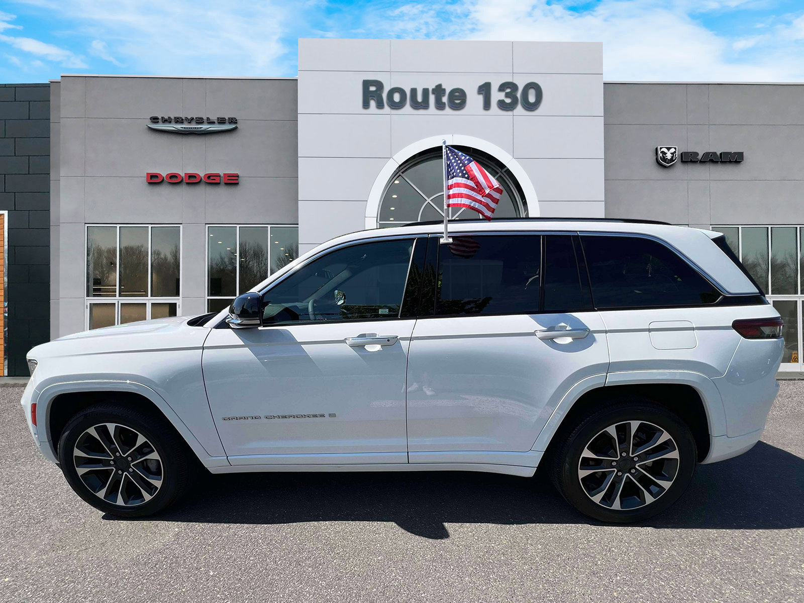 Used 2023 Jeep Grand Cherokee Overland w/ MOPAR Finishing Package AWD/4WD image 5