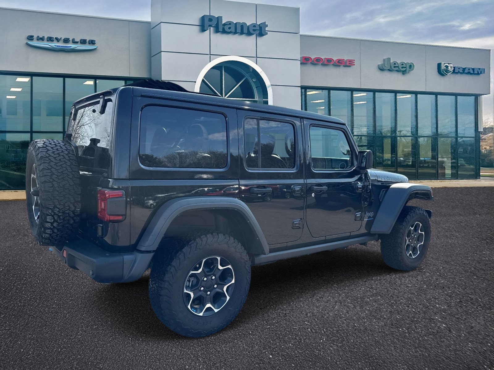Used 2023 Jeep Wrangler Unlimited Rubicon 4xe w/ Steel Bumper Group AWD/4WD image 2
