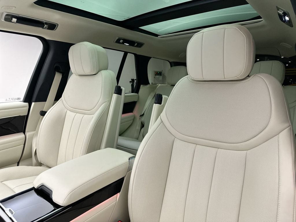 Used 2025 Land Rover Range Rover SE AWD/4WD image 9
