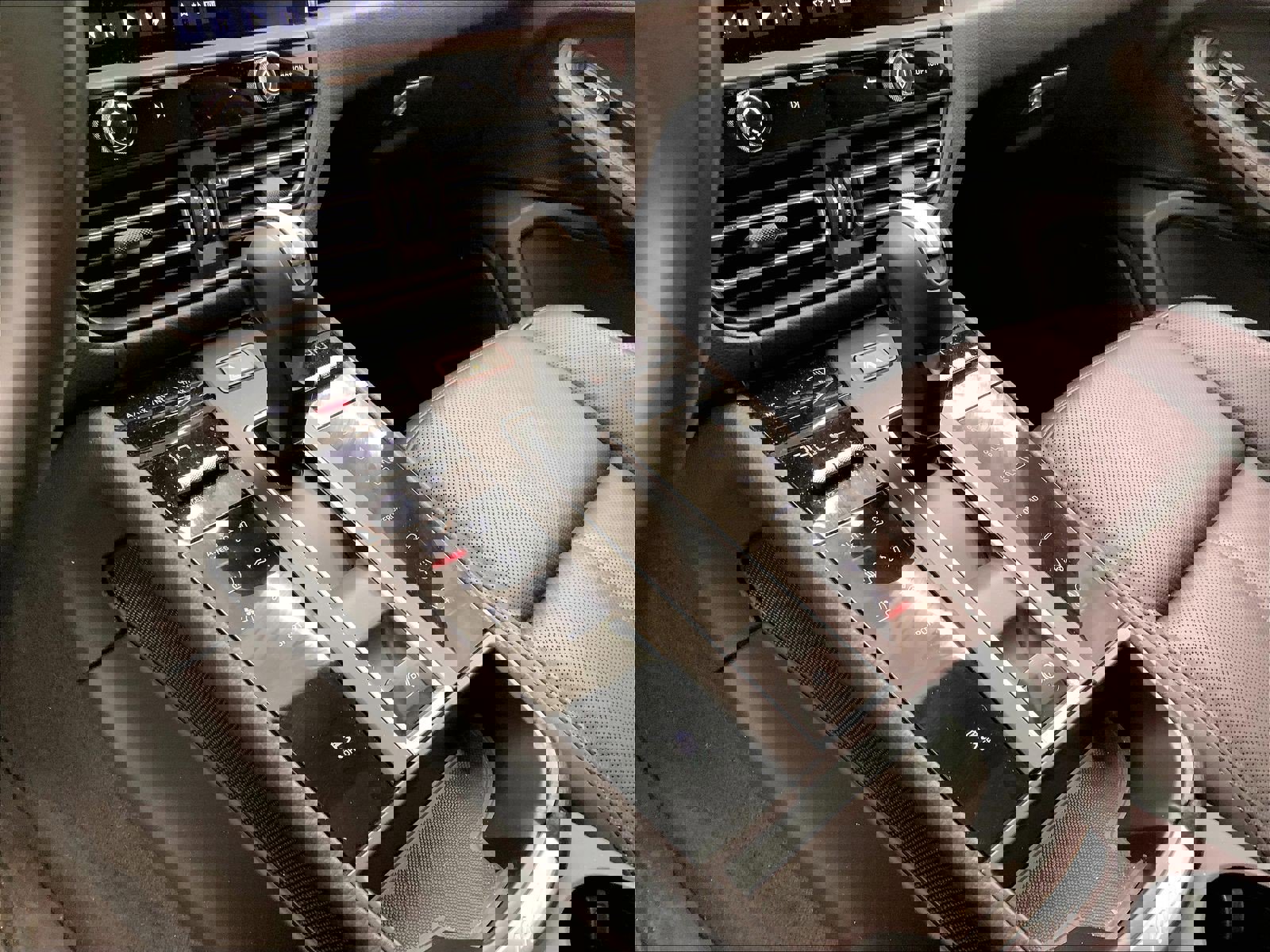 Certified 2025 Porsche Macan image 18