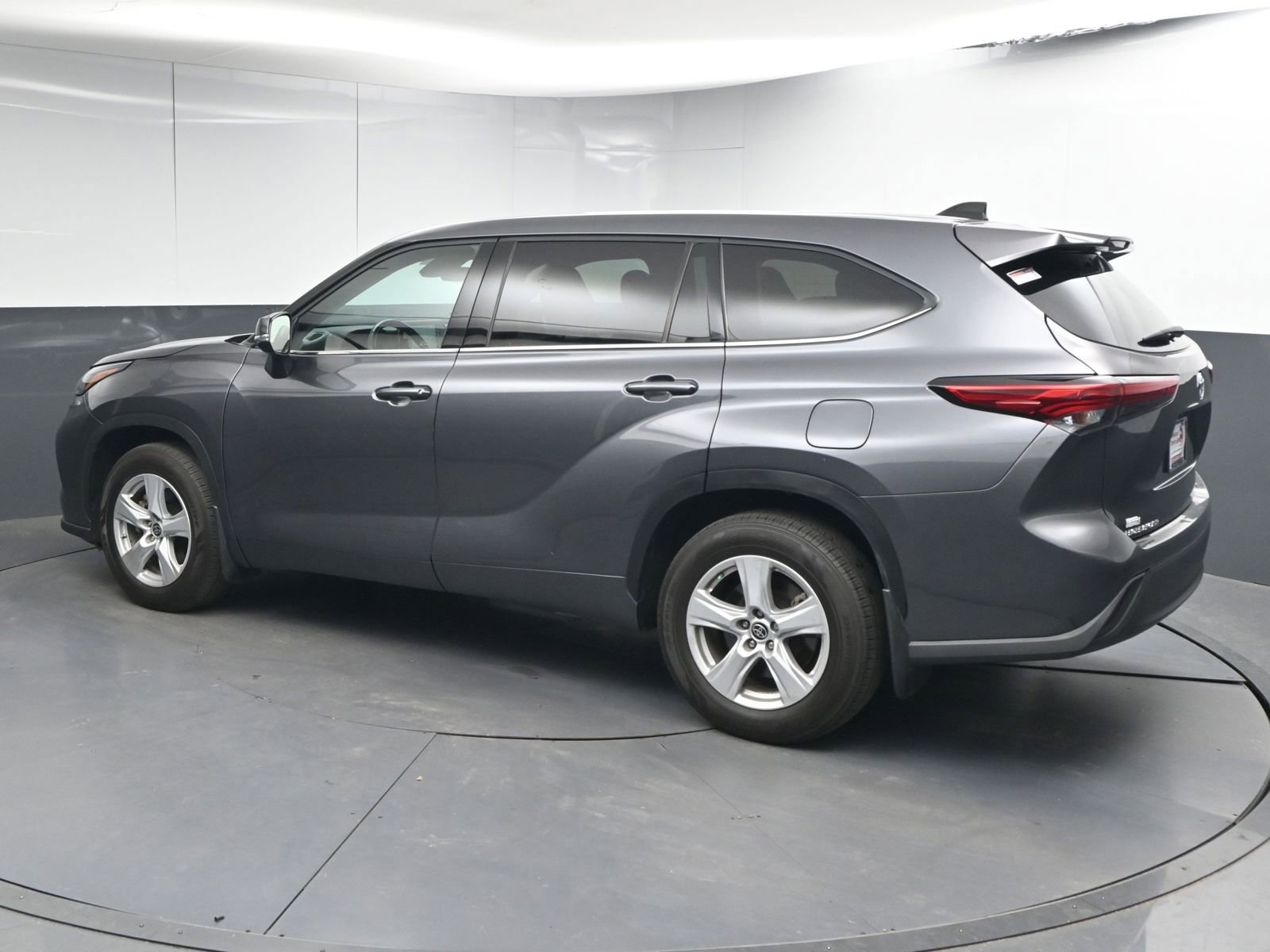 Used 2022 Toyota Highlander LE image 5