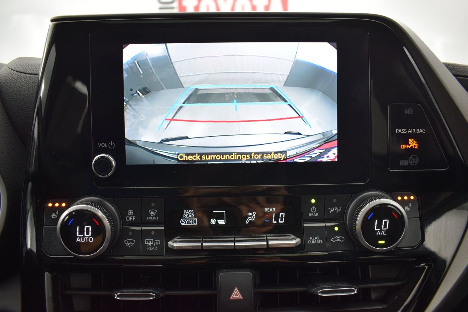 Used 2024 Toyota Highlander XLE AWD/4WD image 18