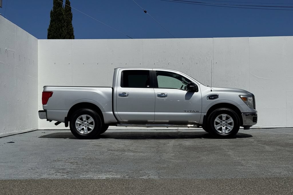 Used 2017 Nissan Titan SV AWD/4WD image 2