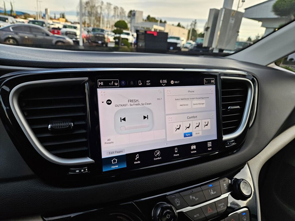 Used 2024 Chrysler Pacifica Touring-L image 24